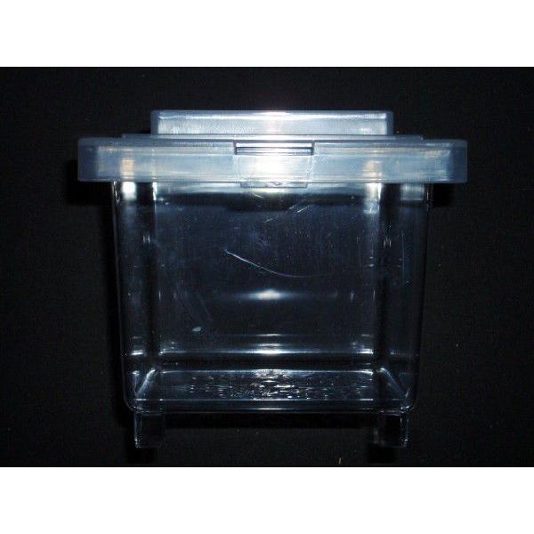 ■商品名：コバエシャッタータイニー◎サイズ：105×105×93◎特殊な二重構造でいやなコバエをシャットアウト！　保湿性にも優れ小型種やメスの管理に最適です。　専用セパレーターを取り付ける事で2頭管理する事も可能です。