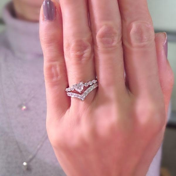 0 5カラット ハートダイヤeカラーインターナリーフロレス 両脇にもダイヤさん ハートのお姫様と騎士リング Gia鑑定書つき Vエタニティリングは別売り Buyee Buyee Japanese Proxy Service Buy From Japan Bot Online