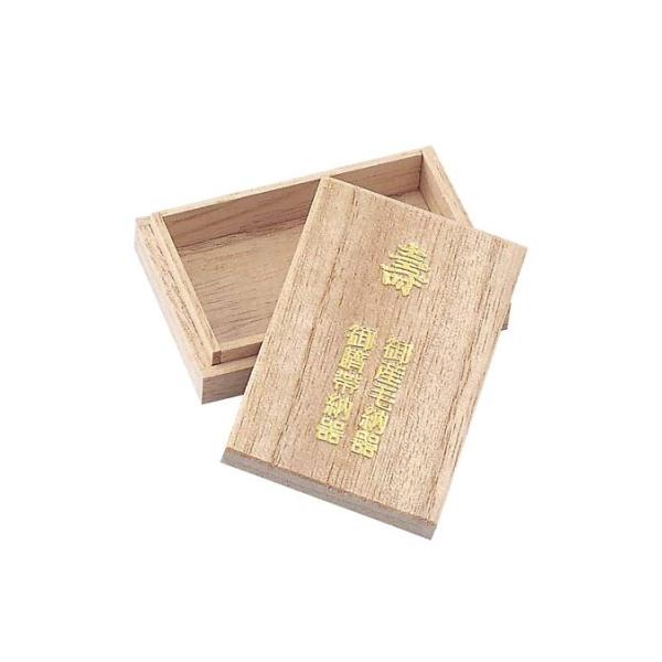 桐製で虫が寄りにくく、湿気を吸うため長く大切に保管いただけます。