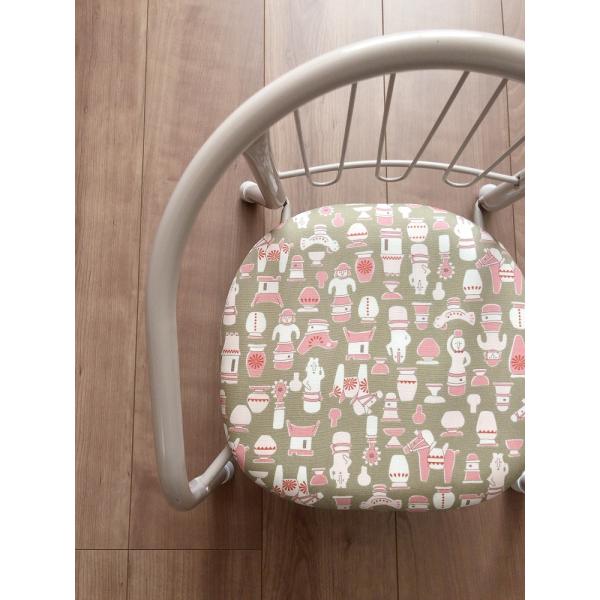 ■フレームは4色から選べます。グレージュ・ホワイト・ピンク・サックスブルー※ベージュ・ブラウン・グリーンは完売しました■鳴き笛の「あり／なし」を選べます。■防水加工で安心・お手入れが楽♪　食べこぼしや飲み物の汚れもさっと拭き取れる防水加工仕...