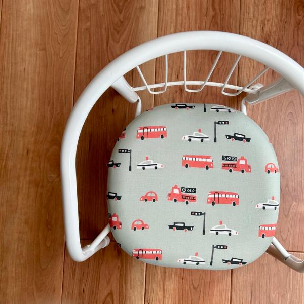 ■フレームは4色から選べます。グレージュ・ホワイト・ピンク・サックスブルー※ベージュ・ブラウン・グリーンは完売しました■鳴き笛の「あり／なし」を選べます。■防水加工で安心・お手入れが楽♪　食べこぼしや飲み物の汚れもさっと拭き取れる防水加工仕...