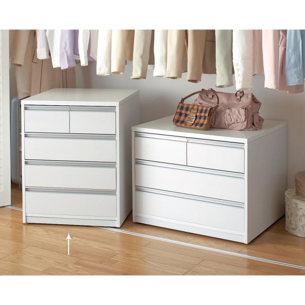 前面・天板の光沢感が美しい、隠しキャスター付きクローゼットチェスト。◆ポイント◆◎全段に地板付きの総地板タイプ引き出し下の地板が奥まで入っているので、引き出す際衣類の巻き込みを防止します。◎キャスター付きで移動楽隠しキャスター付きで見た目を...