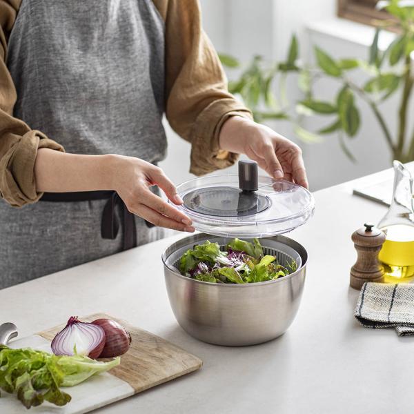 ステンレス サラダスピナー キッチンツール ディノス dinos 人気 おしゃれ冷えやすいステンレス製ボウルだから野菜がシャキッとおいしく。水気をしっかり切ったら、そのまま冷蔵庫へ。つまみはフタのくぼみに収まるのでかさばりません。ボウルは冷...
