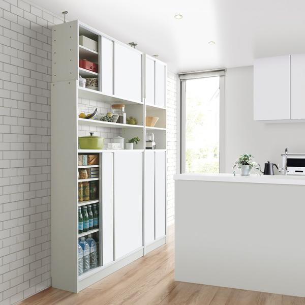 狭いキッチンでも置ける突っ張り式 薄型引き戸パントリー収納庫 奥行30cmタイプ 幅120cm高さ183-232cm キッチン収納 キッチンボード ディノス dinos 人気 おしゃれ使用例（ホワイト 幅120cm）大量のストックを隠せる「...