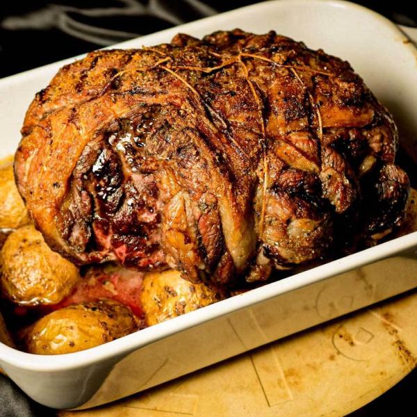 ジューシーで柔らかい、赤身のおいしい部位です。厚切りステーキやジンギスカン、ローストラムなどもお勧めです。アイスランドの大自然で育ったラムを是非ご堪能ください。内容量：1.5〜1.7kg※羊のサイズに個体差があるため重量は前後いたします。ご...