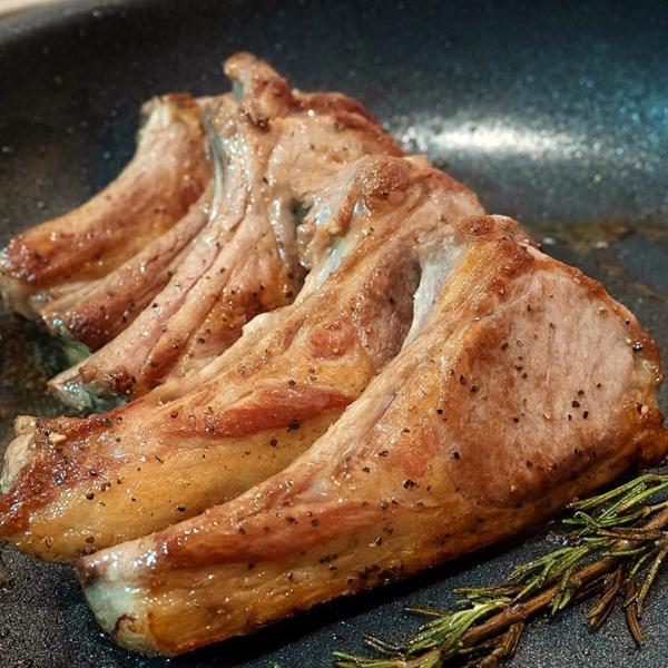 CFOラムラックは肋骨が付いたリブロース部分の塊肉で、骨先までお肉がついた食べ応えのあるラムラックです！骨の間から切り分けて一本ずつカットすると、ラム肉の定番メニュー「ラムチョップ」に！そのまま豪華に丸焼きにしても美味しいです。アイスランド...