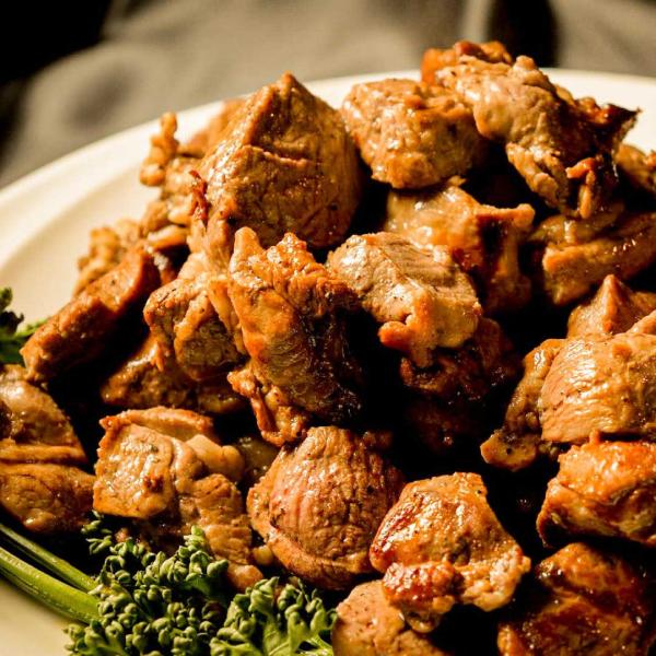 非常にボリューミーで肉の旨みが濃厚な、食べ応えのある仔羊のうで肉です。ボンレスショルダー(骨無しうで肉)なので、骨を気にせず調理いただけます。ジンギスカン、焼肉、厚切りステーキ、サイコロステーキなど、様々なお召し上がり方でお使いいただける万...