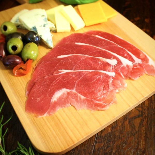 国内流通量およそ1%のアイスランドラムのレッグ(もも肉)を使用した、大変希少なラム肉の生ハムです。きめ細やかな肉質、脂肪の少ないラムのもも肉で作られた生ハムは、市販で売られている豚の生ハムと比べてジューシーで、ラムの香りがほのかに口の中へ広...