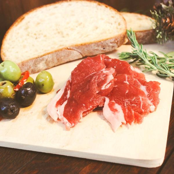 国内流通量およそ1%のアイスランドラムのレッグ(もも肉)を使用した、大変希少なラム肉の生ハムです。きめ細やかな肉質、脂肪の少ないラムのもも肉で作られた生ハムは、市販で売られている豚の生ハムと比べてジューシーで、ラムの香りがほのかに口の中へ広...