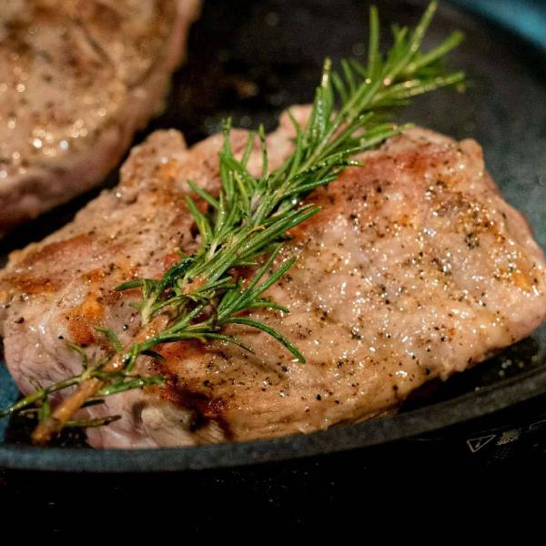 ラムの中でも希少で、非常に柔らかい部位です。ジンギスカン屋さんでは上ロースとしてもご提供されています。厚切りにしてステーキやジンギスカン等がおススメです。アイスランドの大自然で育ったラムを是非ご堪能ください。＊こちらの商品はスライスされてい...