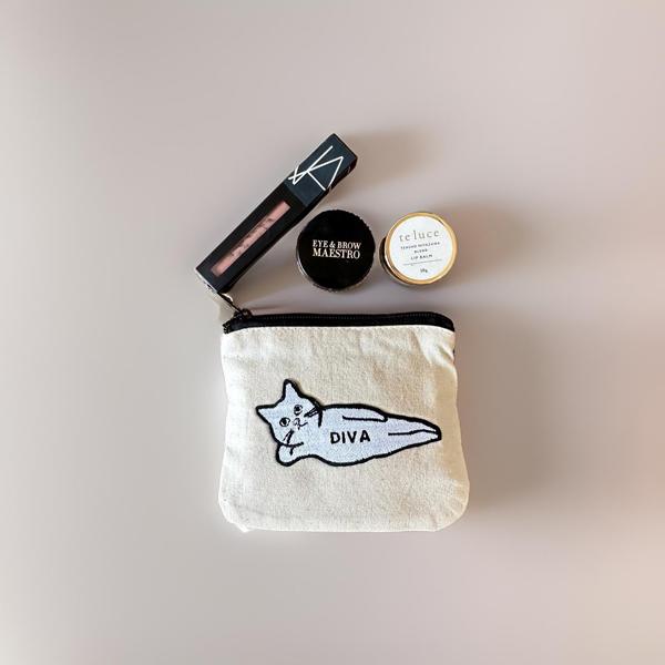 ティッシュケースが付いたポーチが登場しました。一般的なサイズのティッシュはもちろん、リップや鍵などの小物も入るファスナー付のポーチとなっております。ティッシュが取り出しやすいよう、しなやかなライトキャンバスの生地を使用しており、表面と裏面で...