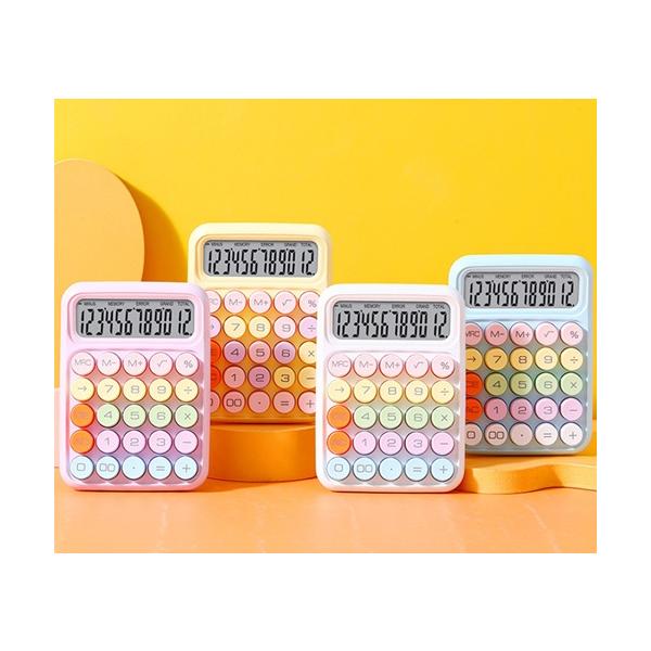 【可愛らしい電卓】人気のパステルカラーの電卓。ちょうど女性の手のひら程の大きさで大き目のため、数字も見やすく使いやすいのが特徴です。ボタンも大きく丸いので、押しやすくて計算をするのが楽しくなること間違いなし！押すとパソコンのキーボードのよう...