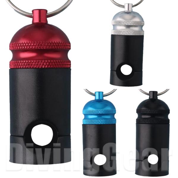 オクトパスがぶらぶら放置されるのを防ぎ、手元にスッキリ携帯させる事が出来る差込み式オクトパスホルダー！BCのDリングに取り付けてホースをホルダーに通せばオクトパスが不要に揺れ動く事もなくスッキリ携帯させる事が出来ます。使用する時はカラー部分...