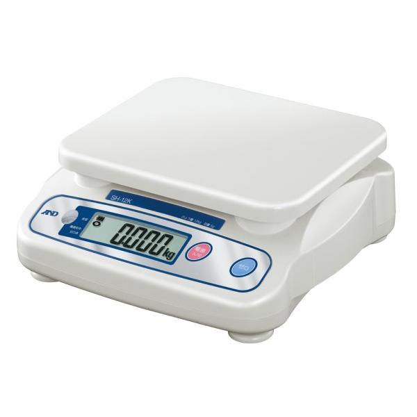 ■特徴 計量皿までの高さ（全高）が低く、載せ降ろしが容易で、連続作業の負担を軽減します。 ワンタッチで計量皿の重さをゼロにできます。（風袋引き可能） 1/2000の高分解能で細かく計量できます。 持ち運びのしやすい構造：左右に便利な取手部付...