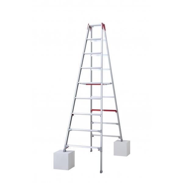 【商品説明】 ●しゃがまずに伸縮作業が行える為タイムパフォーマンスが向上。 腰への負担の軽減になります。 ●上部操作サイドトリガー搭載！自然に握れるトリガーは、脚立の移動後すぐに伸縮操作が可能なため作業効率が大幅にアップ。 ●両脚、片脚伸縮...