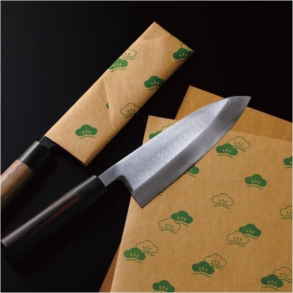■特徴 合羽橋道具街の包丁専門店と共同考案した、和柄入りの刃物用防錆紙です。 防錆紙とは、気化性防錆剤が塗工された特殊な紙のことです。 『松』は、不老長寿・繁栄の象徴とされてきた縁起の良い伝統的な文様の一つです。 日本らしさが伝わるためイン...