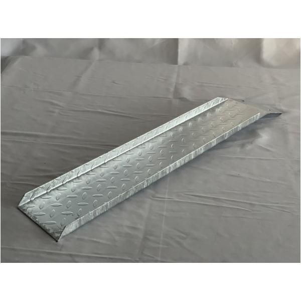 材質:鋼板製、耐荷重（kg）:350、付属品:なし代表画像となります。  バイク、自転車、カートなどの乗り入れに最適な縞鋼板製のスロープ！段差の悩みを解決する段差解消スロープHSPシリーズ！両脇に脱輪防止加工がついているので安心安全に段差を...