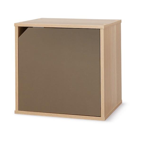 ■特徴 サイコロ型のアクセントカラーキュビックドア付きタイプです。 お部屋のアクセントになるカラー扉です。 A4ファイルが収納できます。  ■用途 収納に。  ■材質 プリント紙化粧パーティクルボード    【カラー】 ナチュラル/ブラウン...