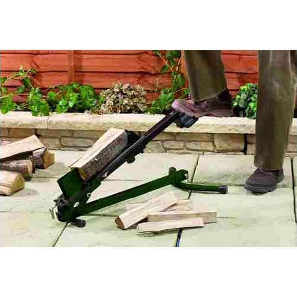 電気のない場所でも使用できる足踏みタイプの薪割り機。  【特長】 薪をセットしてペダルを踏むだけで割ることができます。 安全なので、慣れていない方でも簡単に使用可能。 楽に薪割りが行えるので、繰り返し作業を行う場合にも疲労しにくくおすすめで...