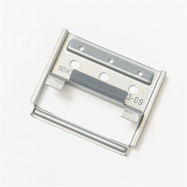 第三者機関での耐風圧性能試験を実施しており、部材としての安全性を徹底して追求しています。  また、メーカー共用なので金具の在庫管理がしやすく、縦張り、横張り、出隅にも共通して使用できるため、コスト削減効果も期待できます。  対応メーカー:ニ...