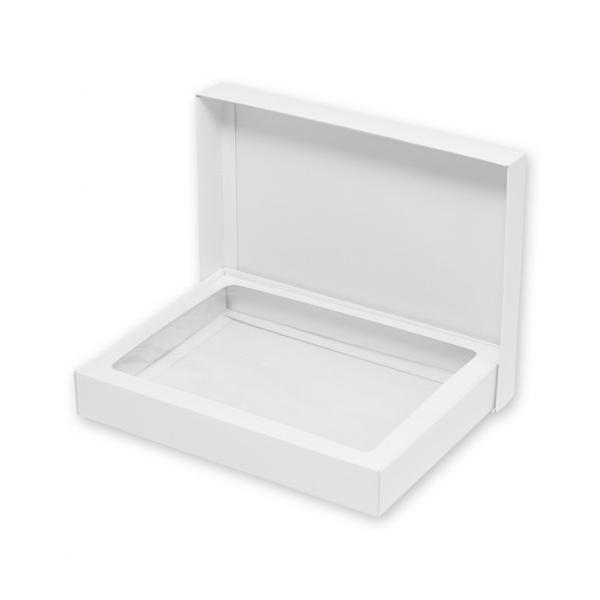 身・フタ・中枠の3種のパーツから組み立てる、フタをかぶせるタイプの白無地ボックスです。 四方のサイドを折り込んで仕上げる組み立て式です。 フタは表面に光沢を持たせ、中枠は透明フィルムが貼ってあり高級感があります。 H-6の規格よりも高さがあ...