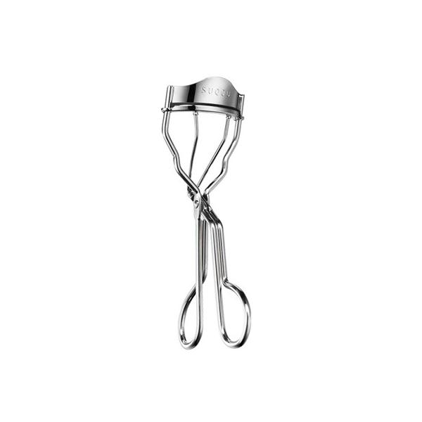 [Release date: January 25, 2023][ブランド]スックSUQQU EYELASH CURLER[カテゴリ]アイラッシュカーラー目元のカーブにピタッと密着するアイラッシュカーラー。まつ毛の根元部分に入り込んで、自然...