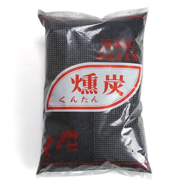 【サイズ】　【袋の大きさ】　【横】 約１８cm　【縦】約２６cm家庭園芸用　燻炭 ２Ｌ籾殻を焼成炭化したものです。アルカリ性でカリの補給、排水性、通気性の効果も高いです。