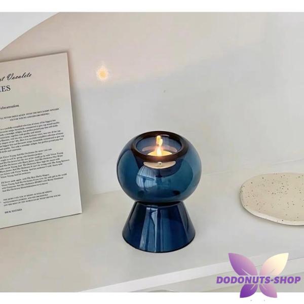 鮮やかなブルーカラーのキャンドルホルダー。上下を逆にすることで、フラワーベースとしても使用できます!お部屋のアクセントになるアイテムです。カラー：ブルーサイズ：直径約10cm、高さ約11.5cm、口直径約4.5cm素材：ガラス●実寸はメジャ...