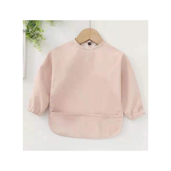 シンプルデザインの子供用長袖スモックです。お名前を書けるネームタグ付き！首まわりはゴム仕様になっているのでお子様1人でも着替えが楽ちん♪習字や図画工作などの時間に活躍！衣類の汚れ予防に◎撥水加工なのも嬉しいポイントです♪ポケット付きでハンカ...