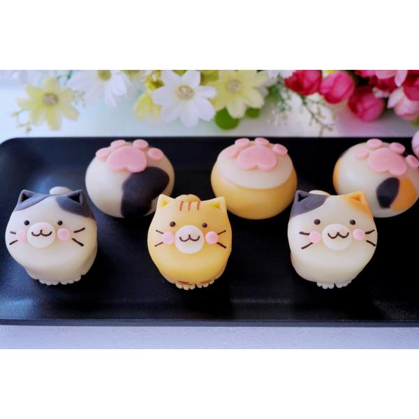 猫ちゃんの可愛い練り切り6個入セット。職人が一つ一つ丹精をこめて手作りしています。なめらかな舌ざわりでやさしい甘さの生菓子です。※品物にはそれぞれ個体差がございます。模様や形など、ひとつひとつ異なる手作りならではの表情をお楽しみください。※...