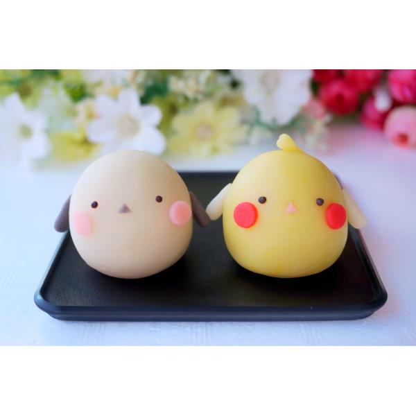 シマエナガとオカメインコの可愛い練り切り6個入セット。職人が一つ一つ丹精をこめて手作りしています。なめらかな舌ざわりでやさしい甘さの生菓子です。※品物にはそれぞれ個体差がございます。手作りならではの表情をお楽しみください。※※当商品は非常に...