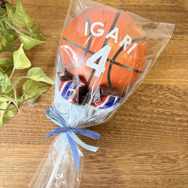 [Release date: December 15, 2025]ボールの形のバルーンとお菓子がセットになっているバルーンスティックギフトです。バルーン部分に名前や背番号、ThankYouなどの簡単な文字が入れられます。お菓子を違うものに変...