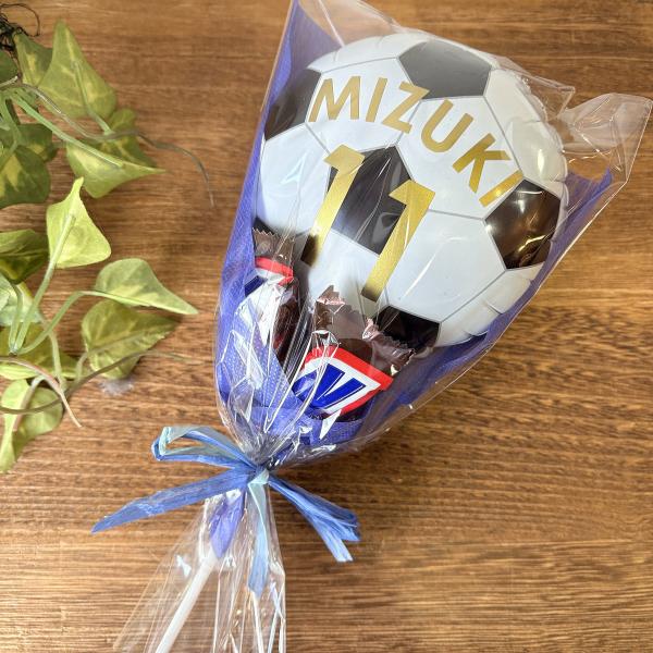 [Release date: December 15, 2025]ボールの形のバルーンとお菓子がセットになっているバルーンスティックギフトです。バルーン部分に名前や背番号、ThankYouなどの簡単な文字が入れられます。お菓子を違うものに変...