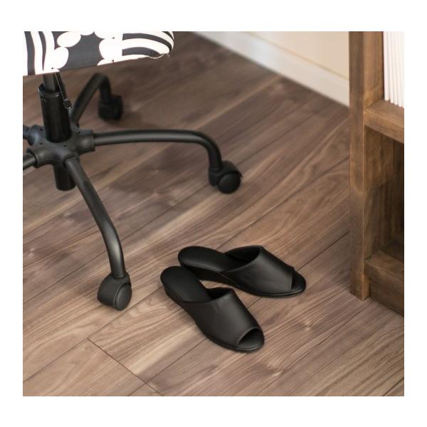 抗菌性・耐アルコール性に優れた丈夫な生地でアルコールスプレー、水拭きもOK！前が開いているデザインで通気性も良く蒸れにくい！来客用やトイレなどの使用に◎カラーも豊富でインテリアに合わせて選べるのも嬉しい♪サイズもレディースＳ・Ｍ・Ｌ・ＬＬと...