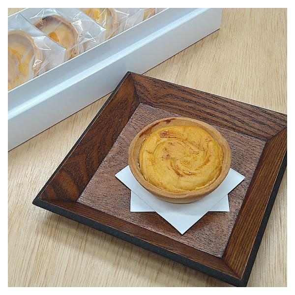 神奈川県平塚市の一部の地域でのみ生産されている幻のサツマイモ「くりまさり」をスイートポテトに仕立てました。タルト生地にスイートポテトを絞って焼いたリッチな味わいになります。くりまさりで作られたスイートポテトは他では味わうことが出来ません！一...