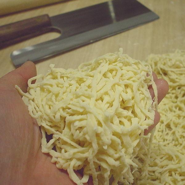中華そばをご自宅でおいしく作るための中華そば専用の粉です。プロのラーメン屋さんも使うラーメン作りには欠かせない粉です。純度の高い強力粉の為、ご家庭でお好みのコシや太さの麺を作るためには最適です。手打ちラーメン作りには液体かんすいや専用打ち粉...
