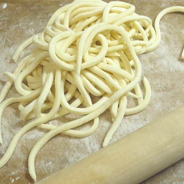 つるめきとコシのあるのどごしのいい自家製うどんをつくるにはうどん専用粉がおすすめです。打ち粉に片栗粉を代用されている方には、専用の打ち粉をおすすめいたします。