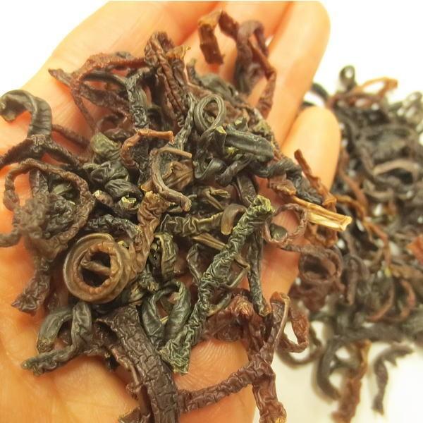 和名：ゼンマイ 俗称：ぜんこ,まかごゼンマイ科の大形多年生シダで、「山菜の王様」とも言われる高級食材です。山形県物ですので風味も味も格別です。ぜんまいは何度ももみながら丁寧に干して加工されておりますので保存食にも最適です。名　称 干しぜんま...