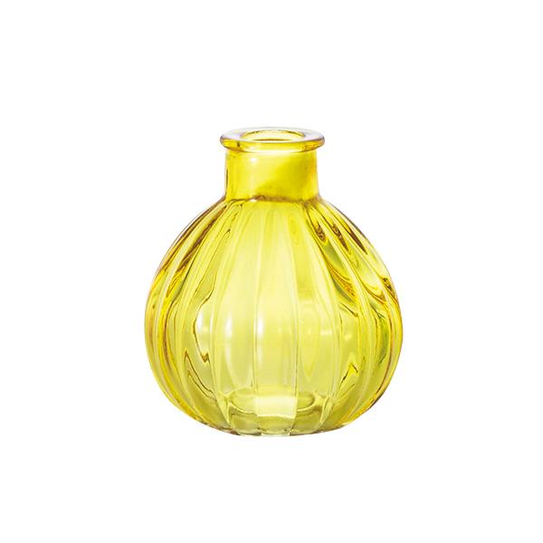 ガラスの花瓶やポットに花を入れて置くだけでさわやかな気分に。サイズ：Φ8.5×H8.2cm　材質：ガラス　カラー：イエローエイチツーオー