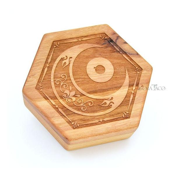 六角形ダイスボックス【神秘の目／チェリー木材】 : サイコロ専門店