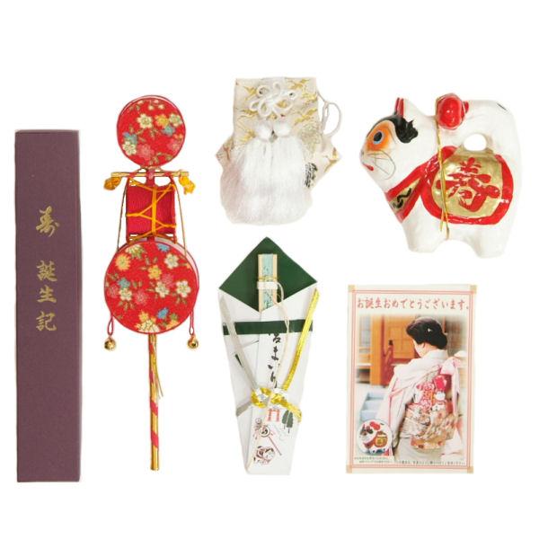 【送料無料】お宮参りの御着物にはかかせないでんでん太鼓と犬張子（小）、熨斗袋入り末広（扇子）、誕生記、お守り袋の５点セットです。熨斗袋入りの扇子が紺色になりますので男の子の御祝に最適です。「寿」の金彩箔文字が入った化粧箱に収納されていますの...