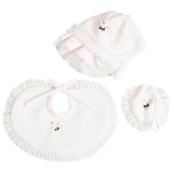 お宮参りにはかかせない帽子、丸形涎掛け（よだれかけ）、お守り袋の3点セットです。よだれかけ（スタイ）やフード、お守り袋にはそれぞれ縁起物の鶴の刺繍が入っており上品な豪華さもあります。お帽子が「フードタイプ」になりますので御使用される際は地域...