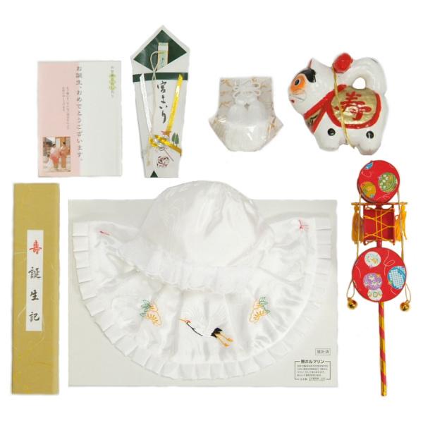 お宮参りの御着物にはかかせないフード、よだれかけ、お守り、熨斗袋入り末広（扇子）、お祝いの栞、でんでん太鼓、犬張子（小）、誕生記の８点セットです。白色なので男の子でも女の子でも使用していただけますが熨斗扇子の色が緑色なので男の子に特におスス...