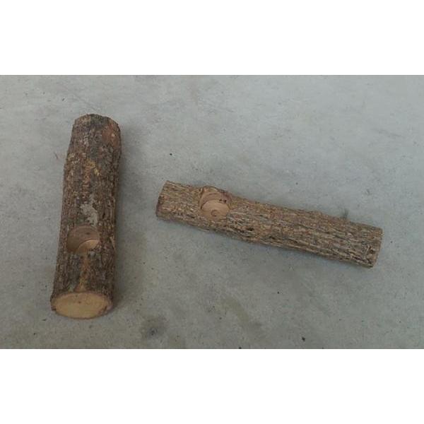 素材 天然木（広葉樹）　 説明 樹液やゼリーなどを入れる穴を開けた止まり木です。転倒防止材として、エサ皿として両用の機能を持った止まり木です。木の足場で昆虫達が落ち着きオスメスの出会い、交尾の場となります。 関西地区の無農薬の天然木を約１４...