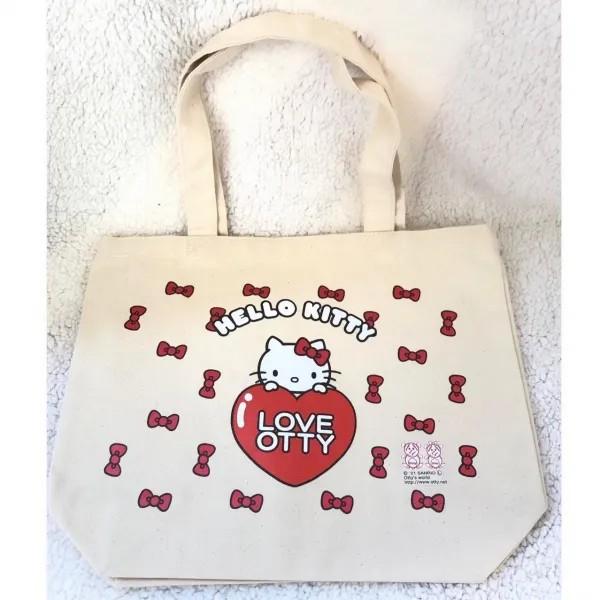 愛犬ちゃんとのお出かけや、お買い物のサブバッグとしても使いやすい大きめサイズ。約６リットルの容量で、素材はしっかりとした厚めのコットン生地なので雑誌サイズのパンフレットでも楽々収納可能で荷物を沢山入れる事ができます。肩から下げた場合にも丁度...