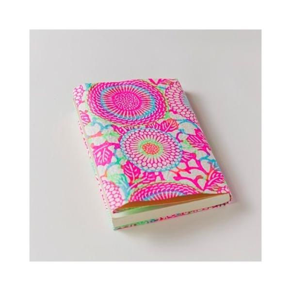 ●品番:22513●入数:１個●友禅和紙を使用した文庫本のブックカバーです。●友禅紙に揉み加工を施し、補強剤を塗布していますので、友禅紙の風合いが良くなり紙も強化されています。