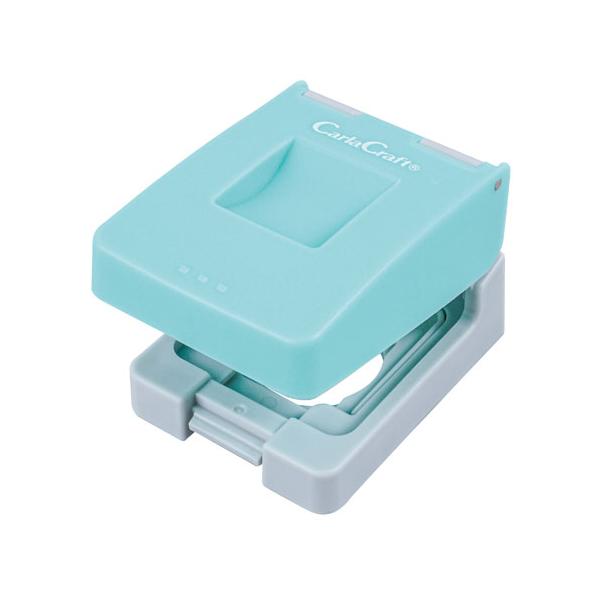 ●品番:CP-AHN●入数:１個●お手軽エイドでらくらくパンチ！指でパンチするのと比べて、約１／２の力で軽く抜くことが出来ます。力の弱い方や、抜きにくい紙を抜く時の補助具としてお使いください。●本商品はパンチ専用補助具です。単体ではご利用に...