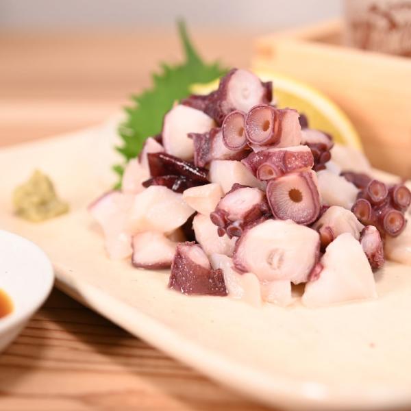 新鮮なたこを一口サイズにカットした、便利なぶつ切りパックです。解凍後、様々な料理にご利用いただけます。足先や頭の部分が含まれております。足先は「コリコリ」とした歯ごたえが特徴、頭の部分は「ぷるぷる」とした柔らかさがあり、口の中でとろけるよう...