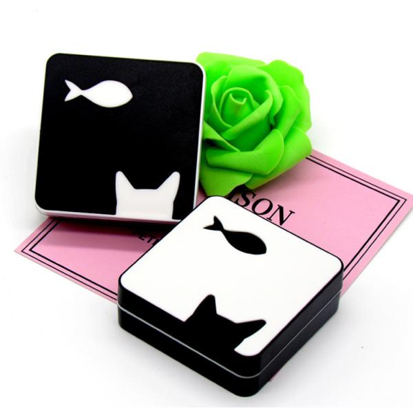 ご覧いただきましてありがとうございます(^^)/こちらはミラー付きソフトコンタクトレンズボックスです。猫好きな方にぴったりです(^^♪付属品：コンタクトレンズケース洗浄液ボトルピンセット吸引スティックサイズ：約7センチ×7センチ×2.5セン...