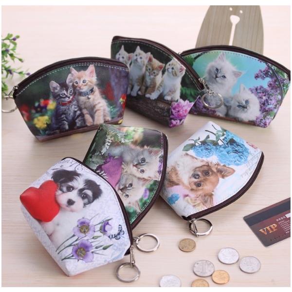 ご覧いただきありがとうございます(^^)こちらは可愛い犬と猫のミニ化粧ポーチです。小銭入れとしてもお使いいただけます。素材：PUレザーサイズ：約14センチ×10.5センチ検品はしておりますが、輸入品のため縫製が粗い場合がございます。細かいこ...